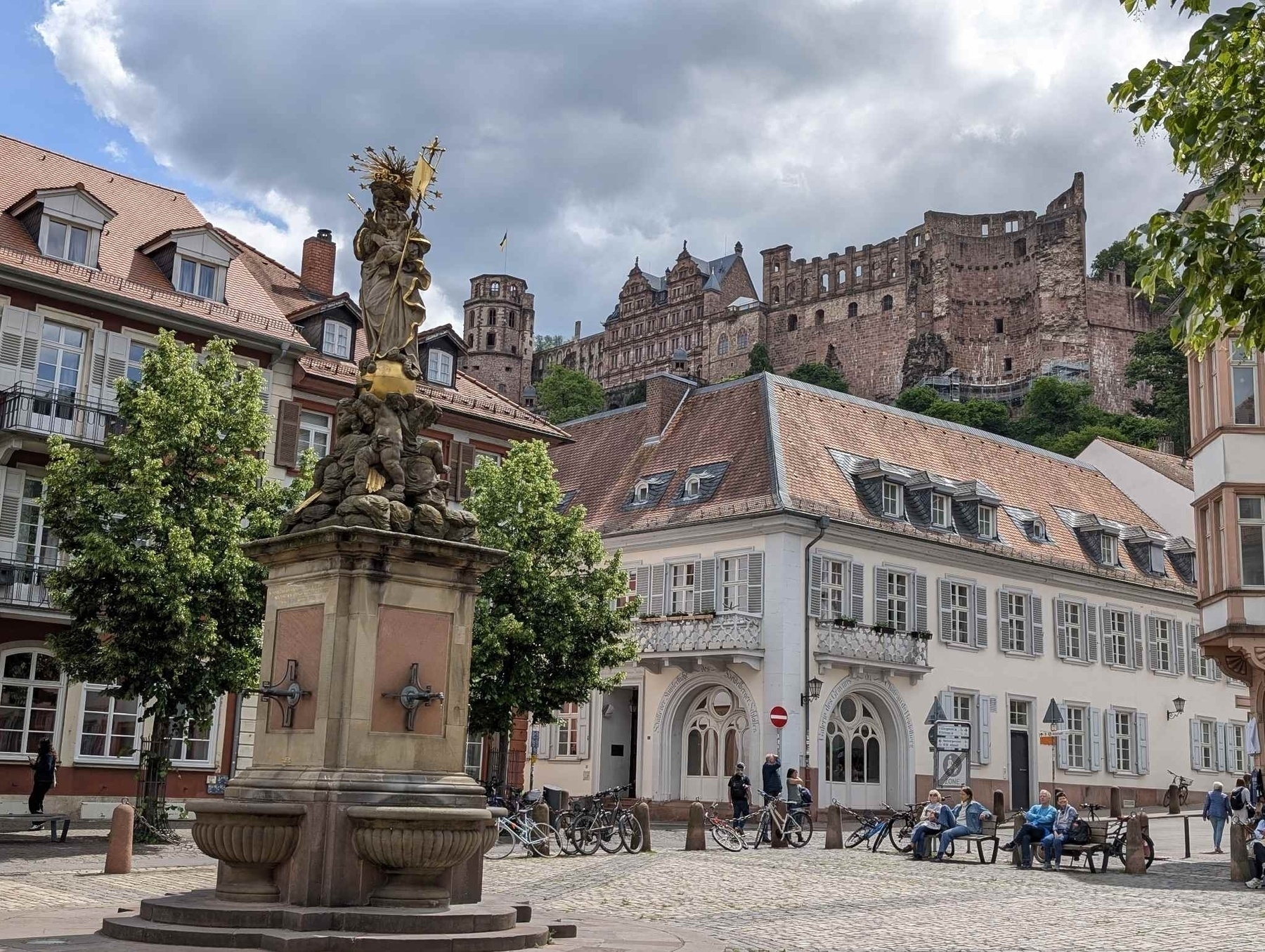 Blick auf das Schloss in Heidelberg von der Altstadt aus