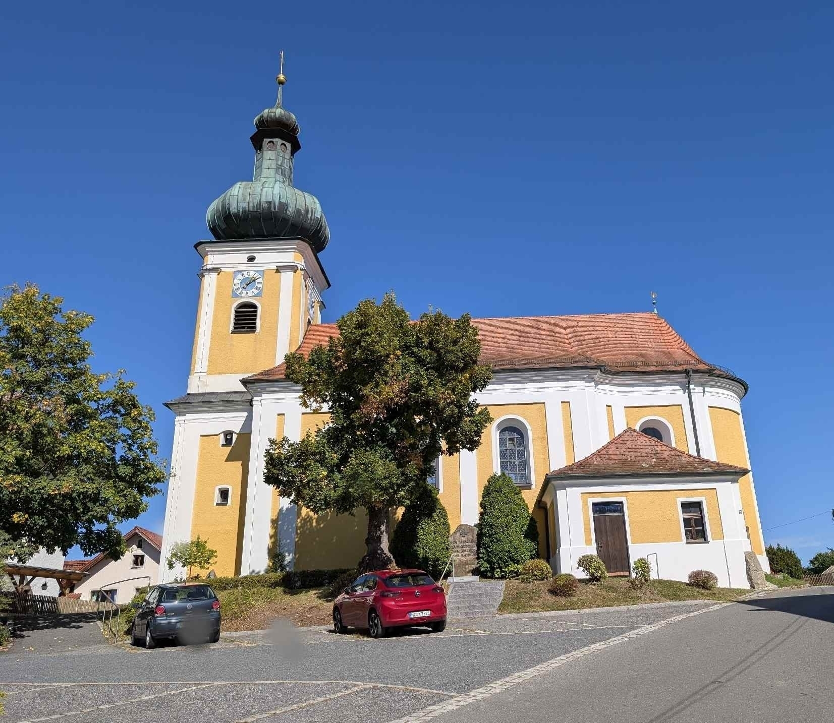 Kirche im Ort Dörfling