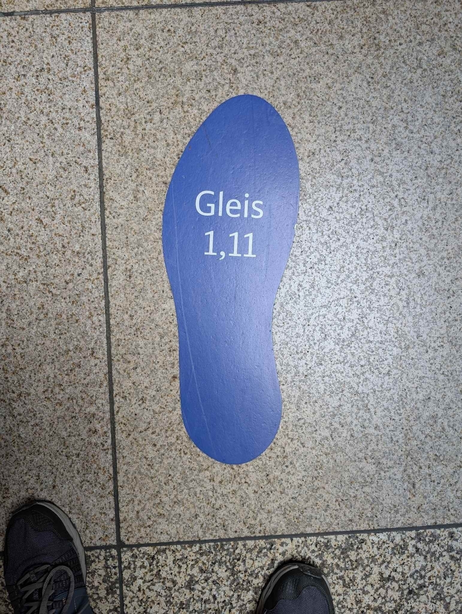 Hinweisschild am Bahnhof, Gleis 1, 11