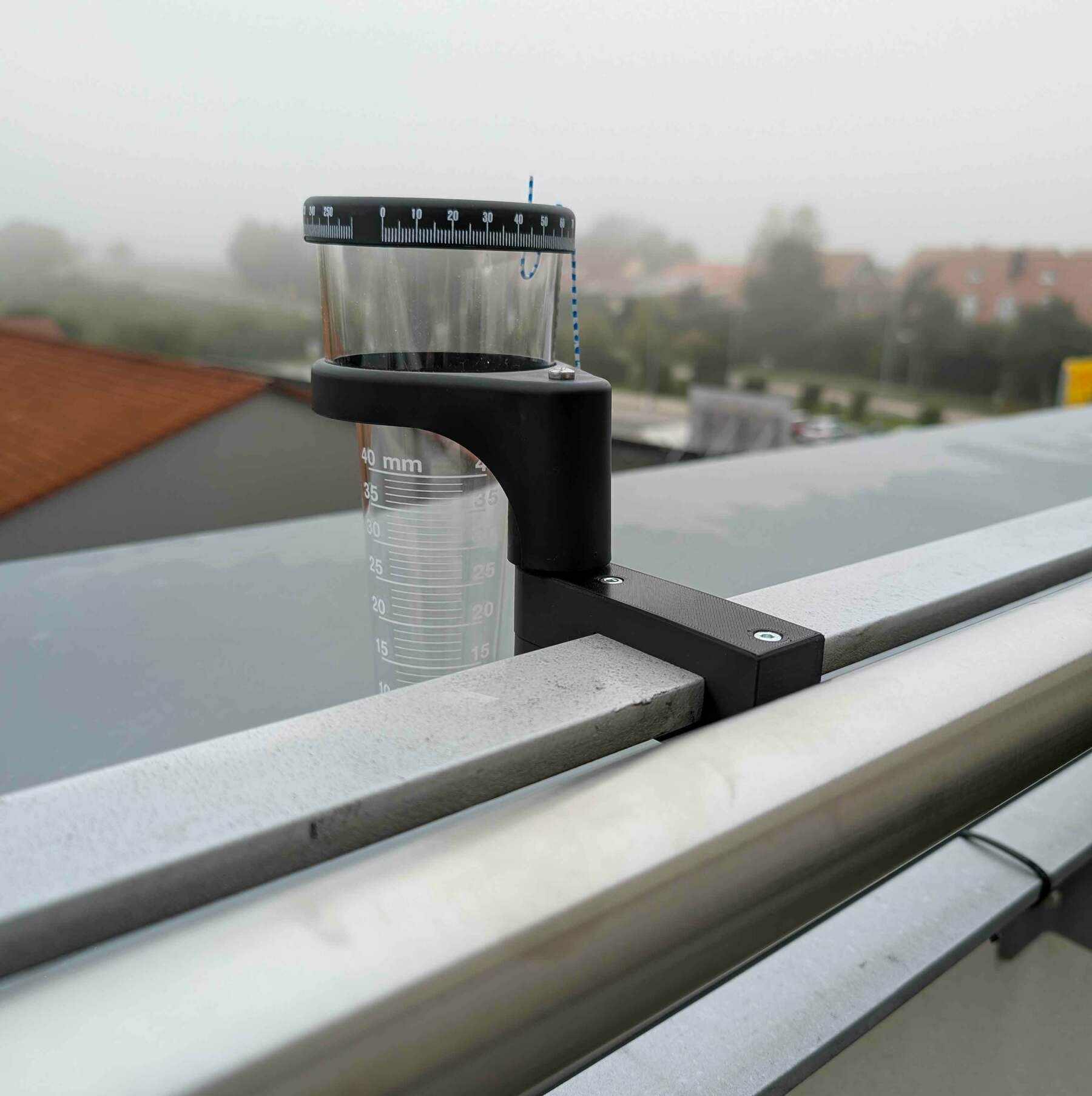 Halterung für den Regenmesser aus dem 3D-Drucker auf der Dachterrasse