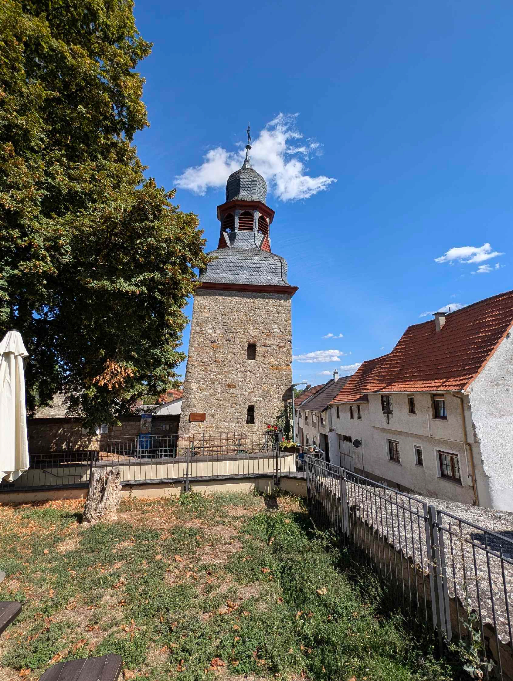 Der schiefste Turm der Welt in Gau-Weinheim
