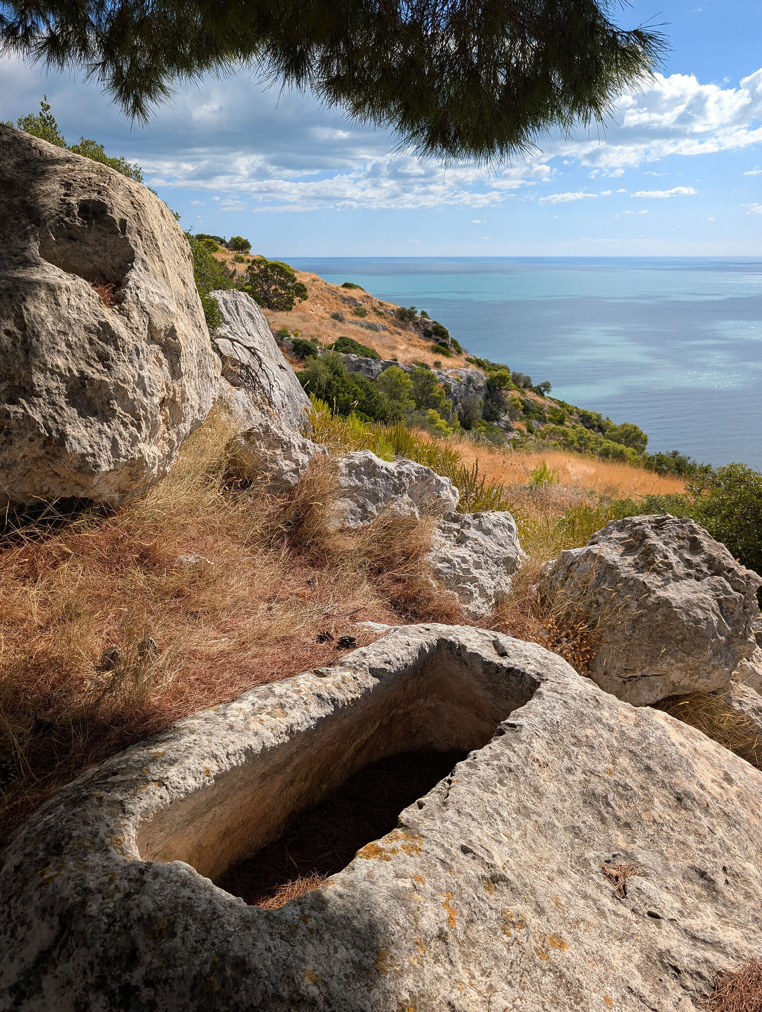 Antike Grabstätten auf dem Berg Monte Saraceno