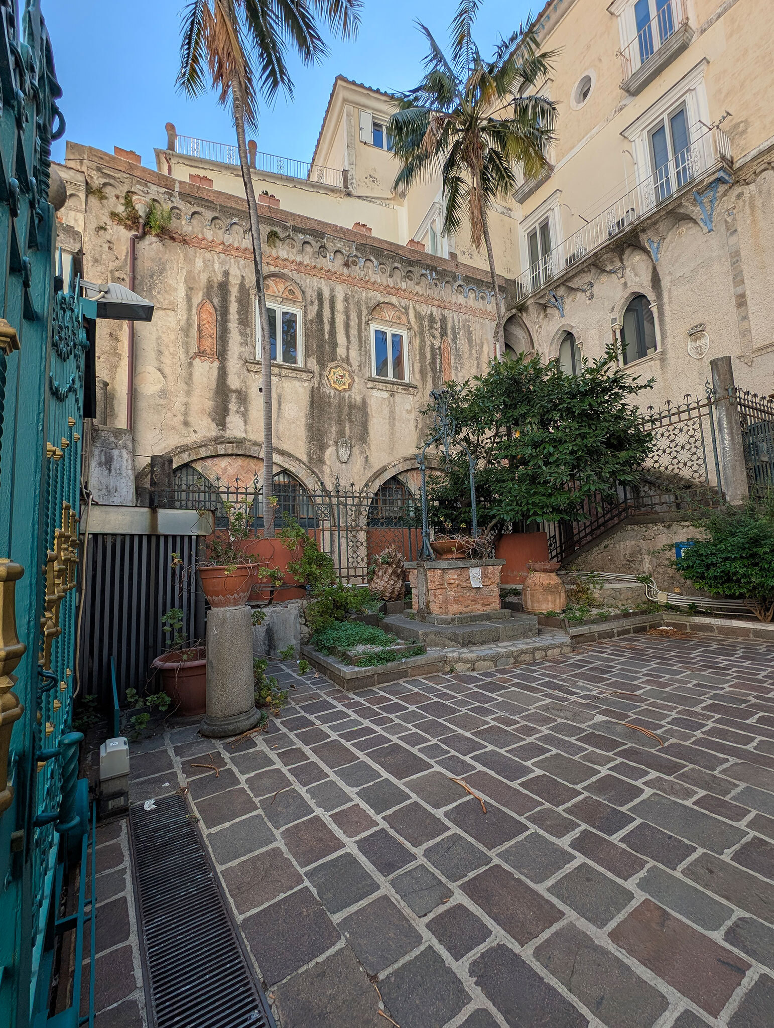 Unterwegs in der Ortschaft Amalfi / Italien