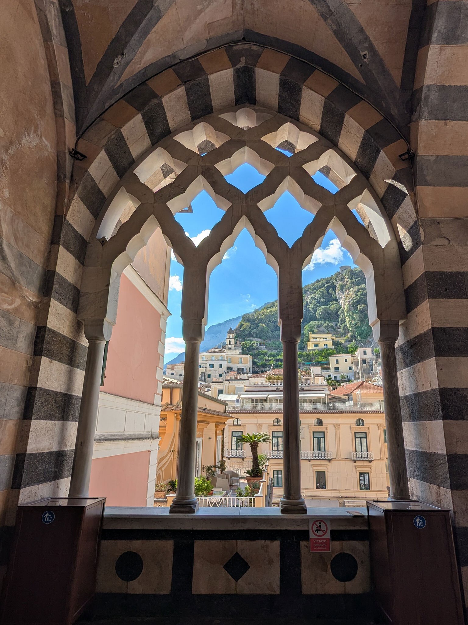 Unterwegs in der Ortschaft Amalfi / Italien